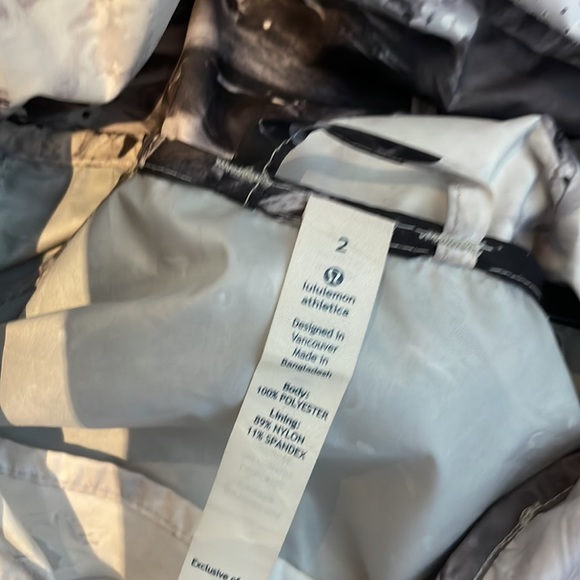 Lululemon rain jacket with hood size 2 - Picture 2 of 2